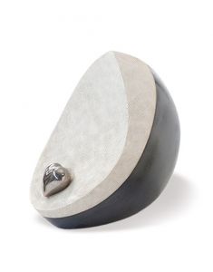 Keramikurne grau-weiβ mit silbernem Herz groβ